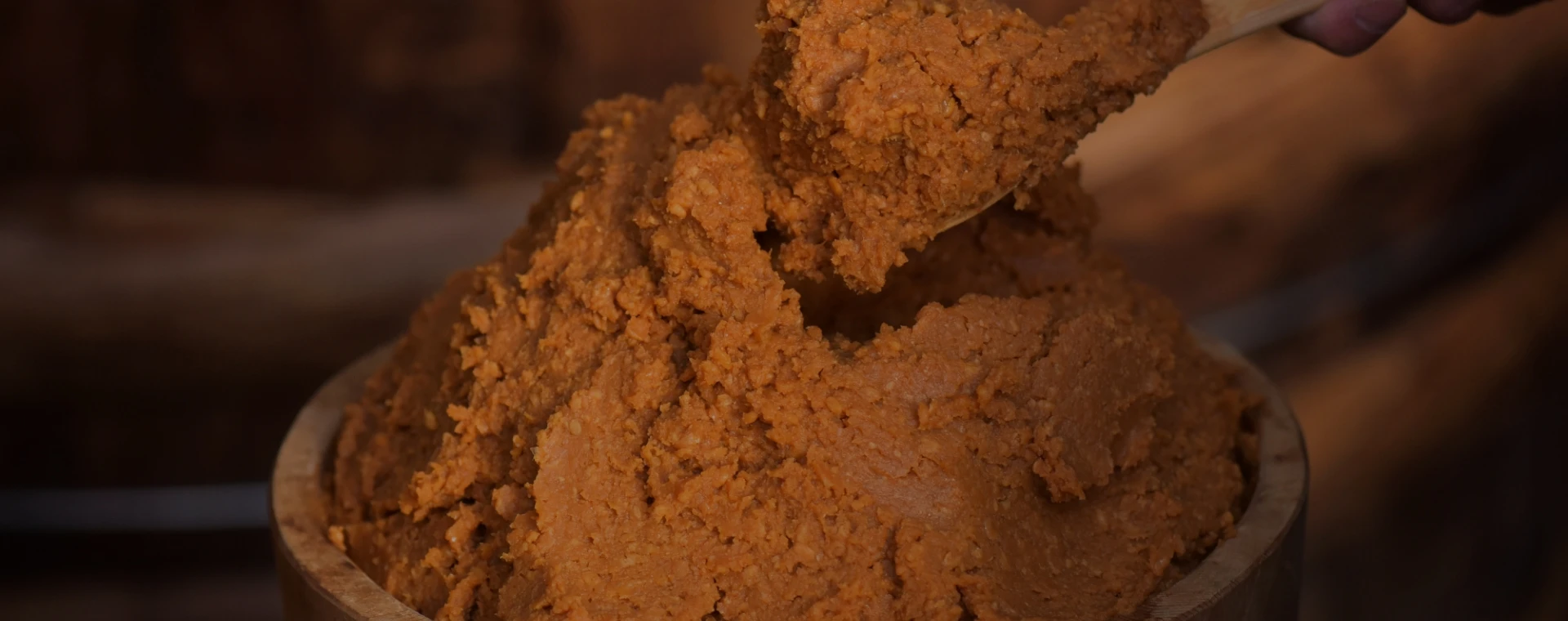 木桶に盛られた味噌の写真