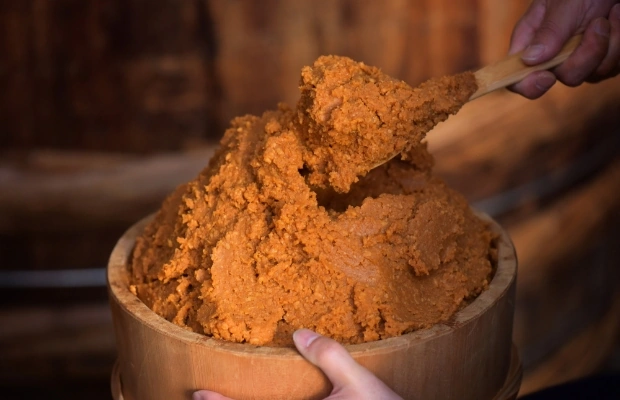 木桶に盛られた味噌の写真