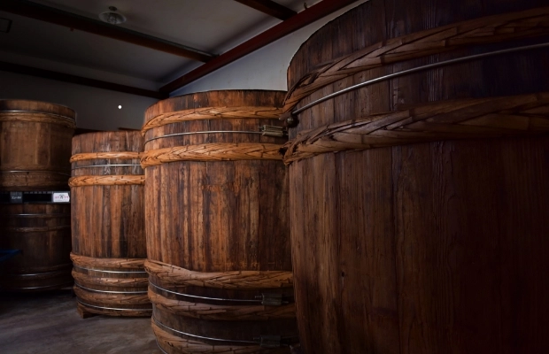 大きな木桶が並ぶ味噌蔵の写真