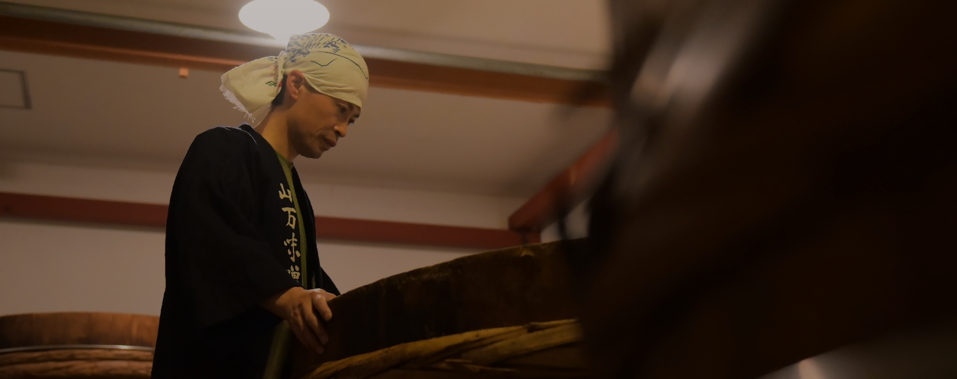 味噌づくりをする三代目の写真