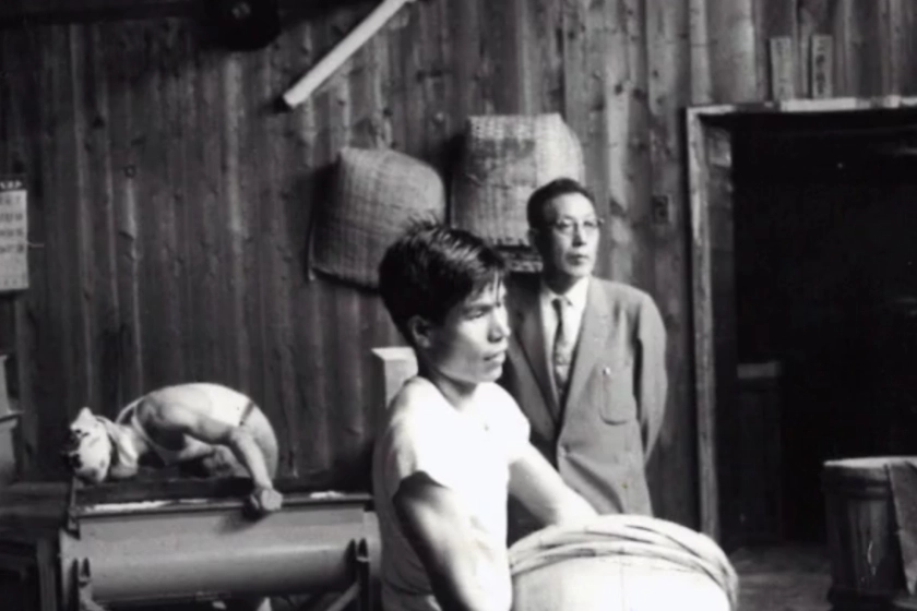 味噌づくりをする古い写真