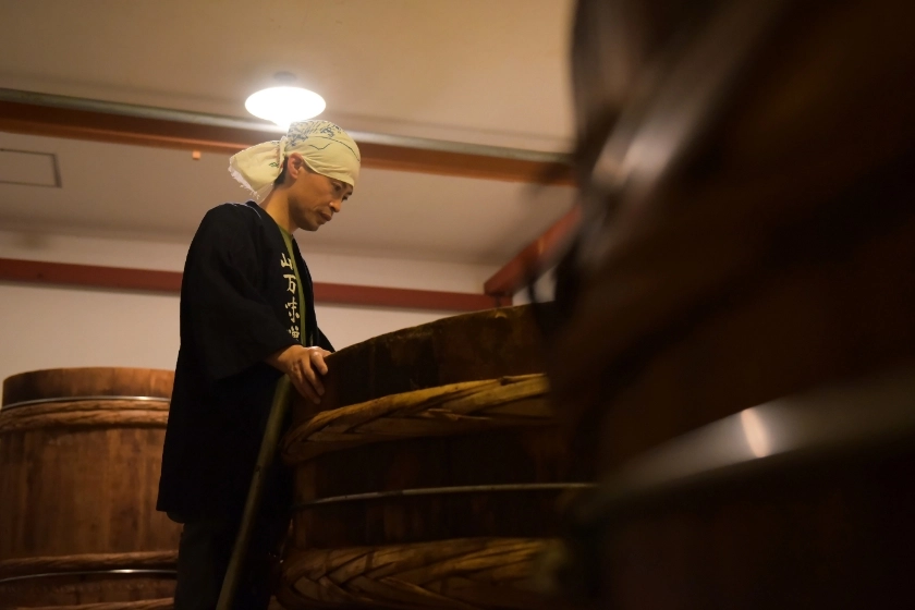 味噌づくりをする三代目の写真