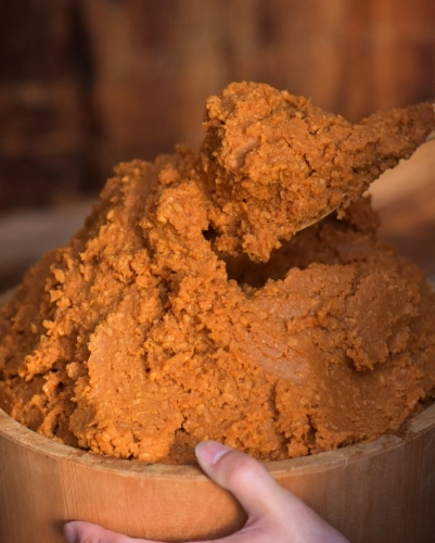 木桶に盛られた味噌の写真