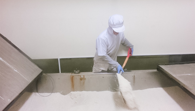 固まりを崩し冷却をしている写真