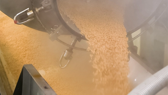 蒸煮される大豆の写真