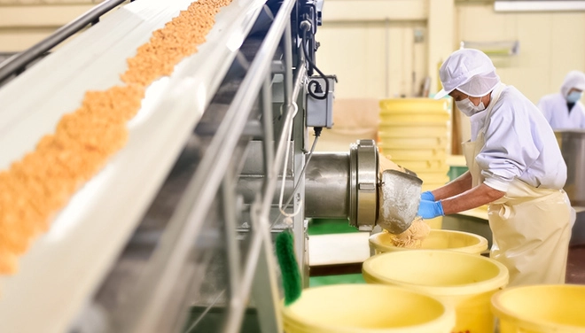 大豆を漉す作業の写真