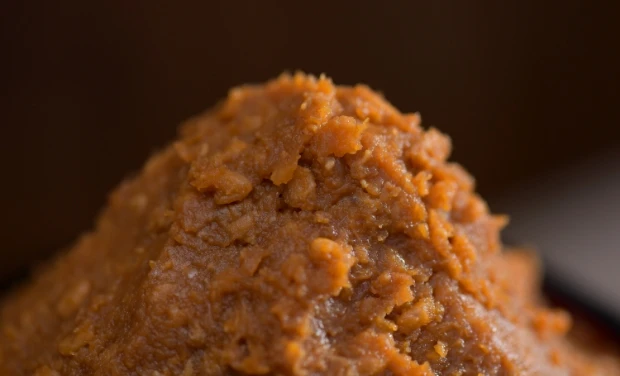 じっくり熟成し香りよく仕上がった味噌のアップの写真