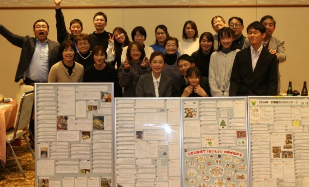 お客様のメッセージをもつ山万味噌のスタッフの写真