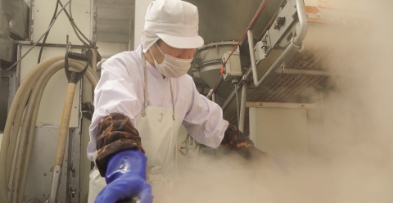 味噌づくりをするスタッフの写真