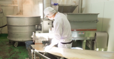 味噌づくりをするスタッフの写真