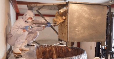 味噌づくりをするスタッフの写真