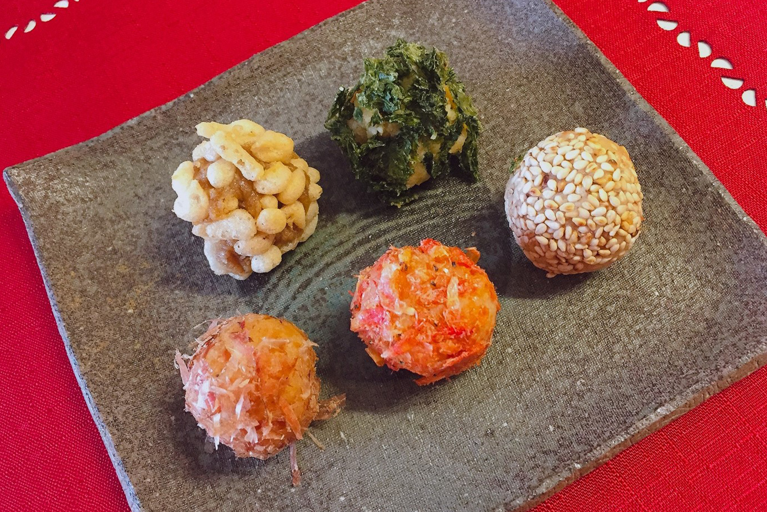 いろいろな食材がトッピングされた味噌玉