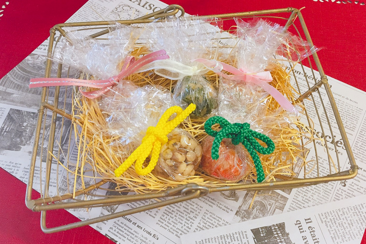 可愛くラッピングされた味噌玉の写真