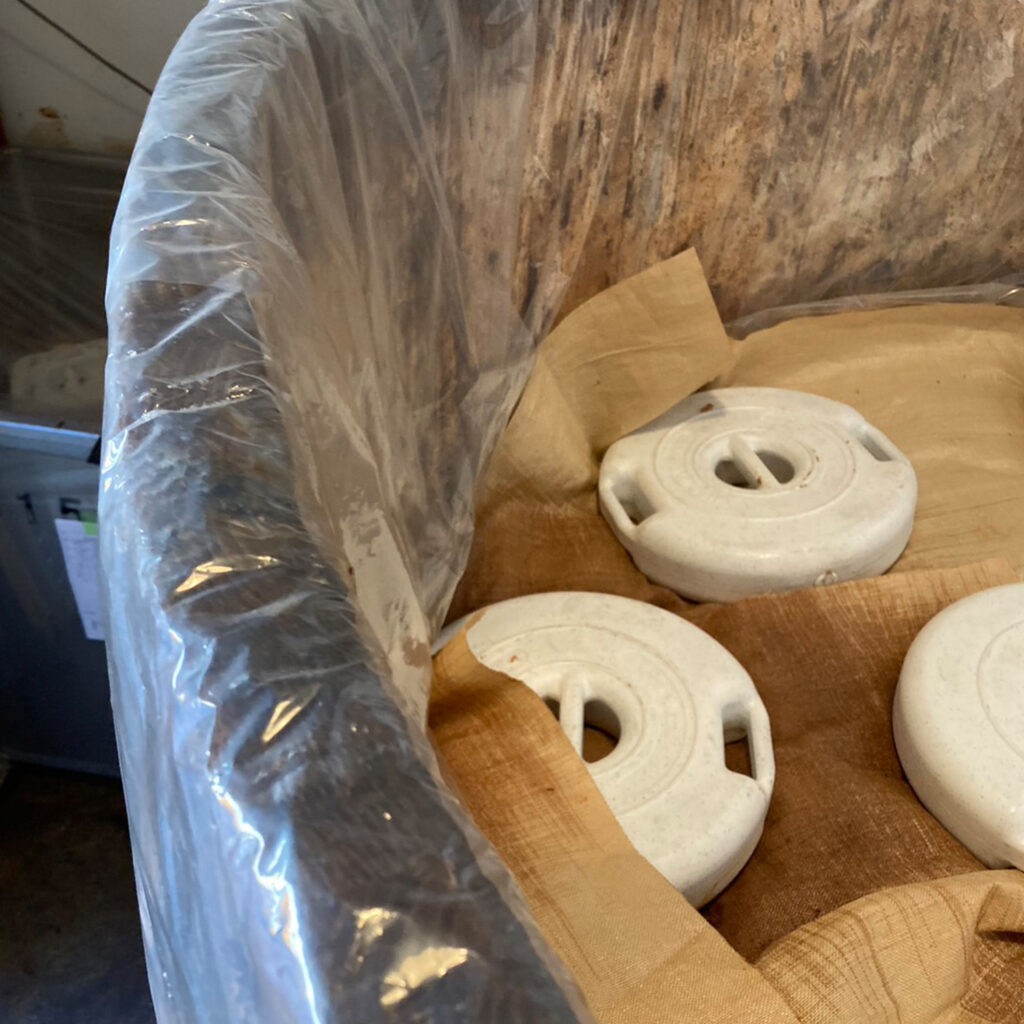 木樽に入る味噌の写真